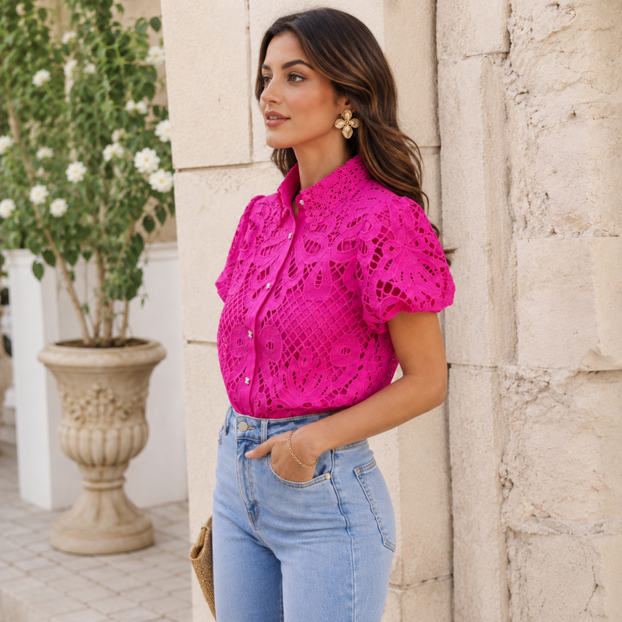 Chemisier rose vu de profil, manches courtes bouffantes et motifs découpés sur l'épaule