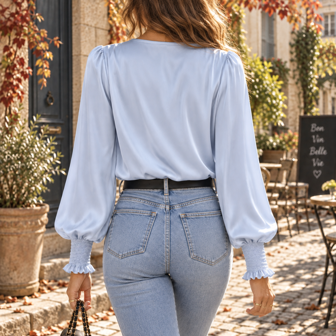 Dos du chemisier femme bleu clair avec épaules froncées et manches longues