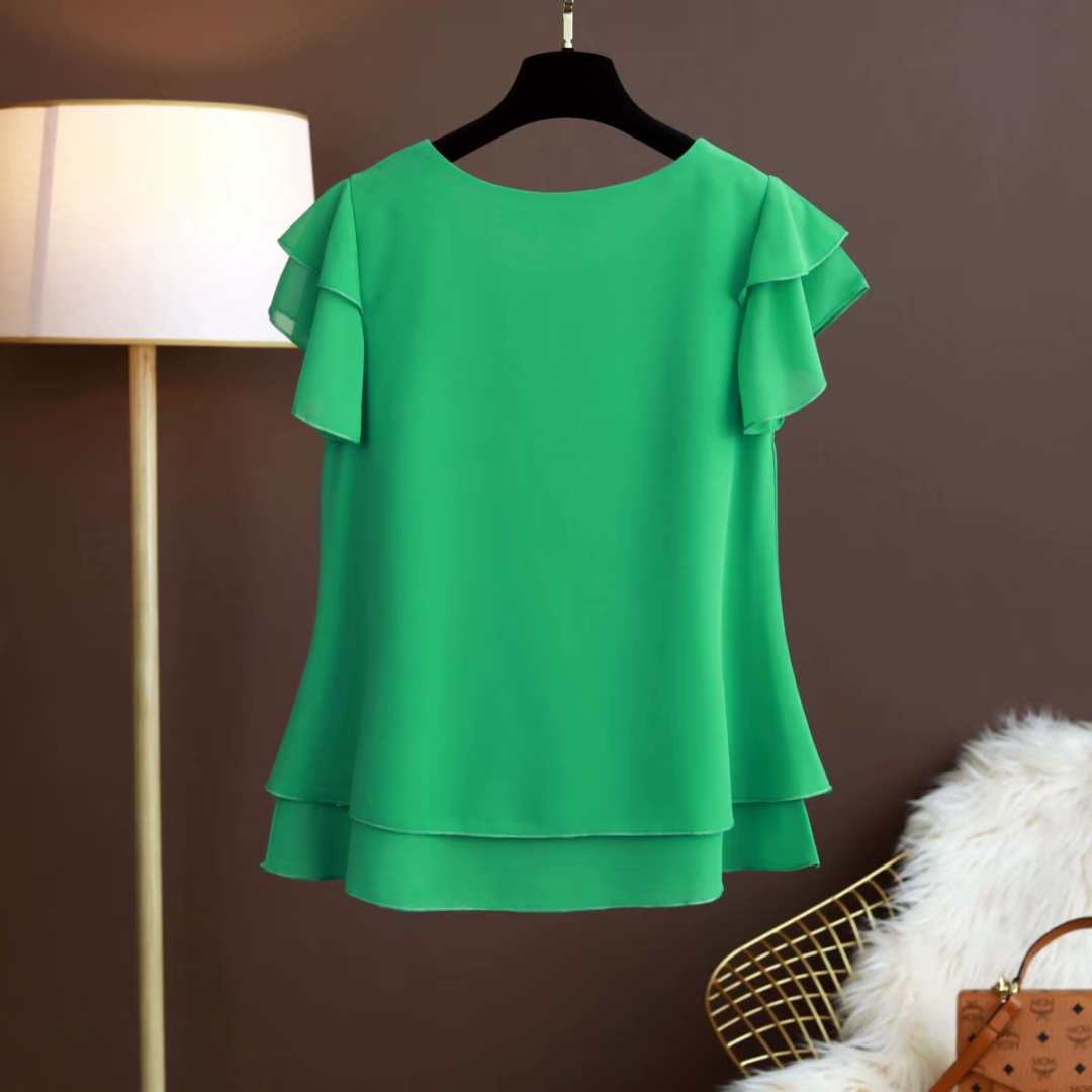 Blouse verte femme col rond avec volants sur les manches courtes, sur cintre
