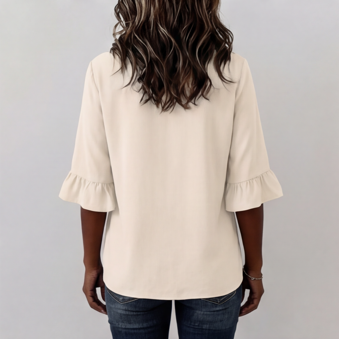 Chemisier beige fluide manches 3/4 à volants, silhouette complète