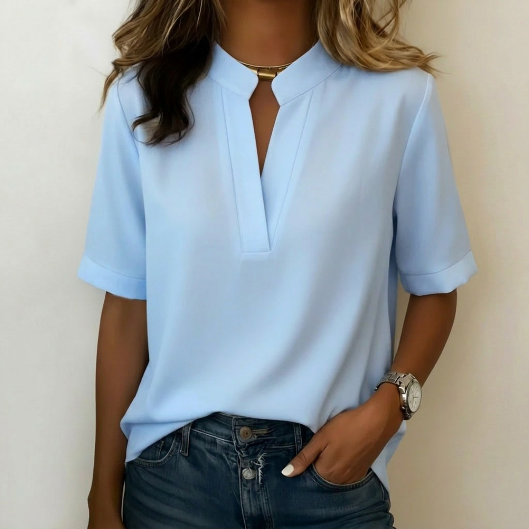 Chemisier femme col V manches courtes en bleu clair, vue de face