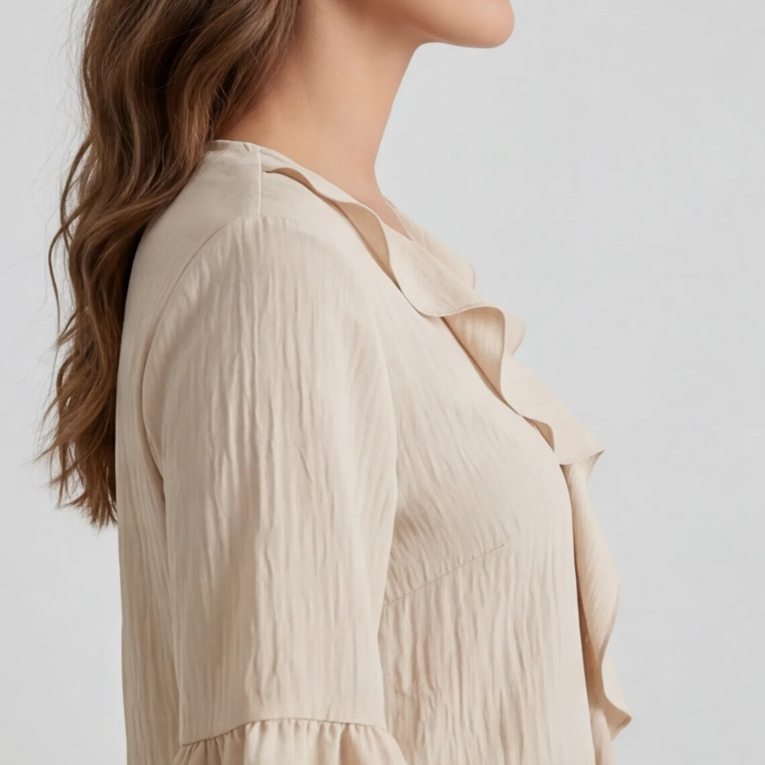 Chemisier beige col en V volants, vue de trois quarts