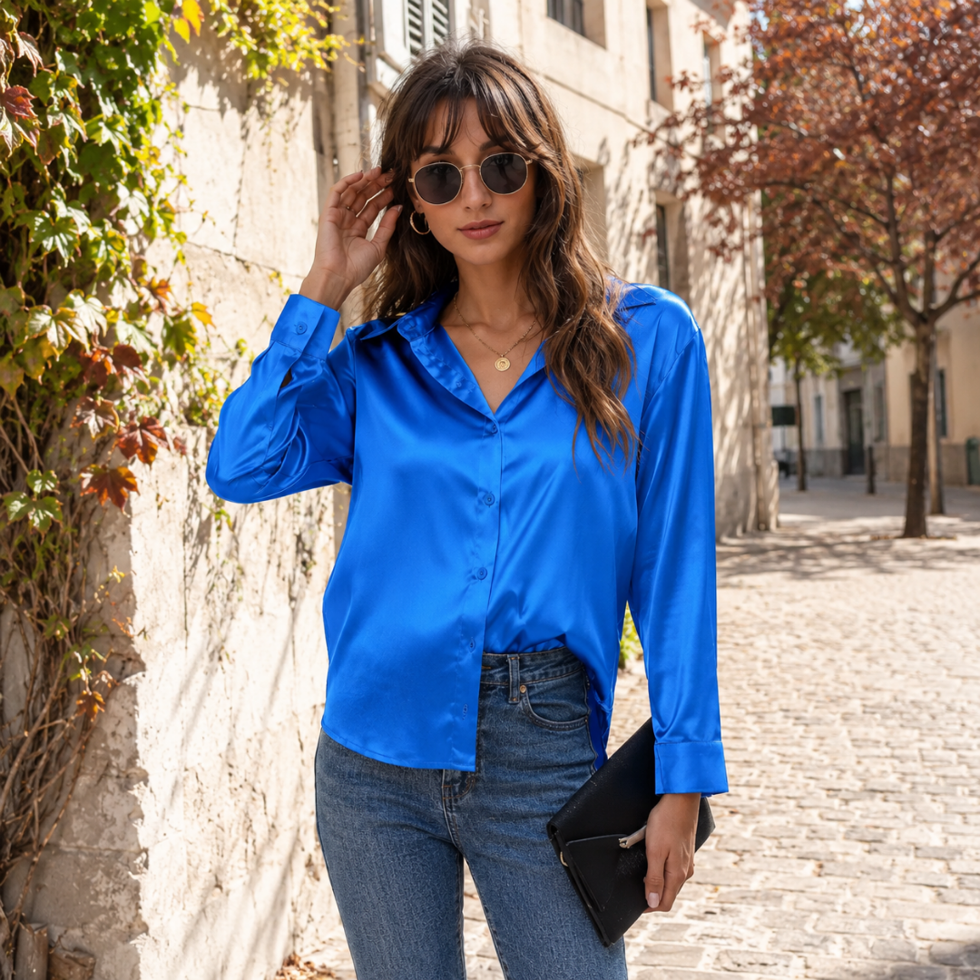 Chemisier femme bleu foncé brillant à col pointu et boutons ton sur ton
