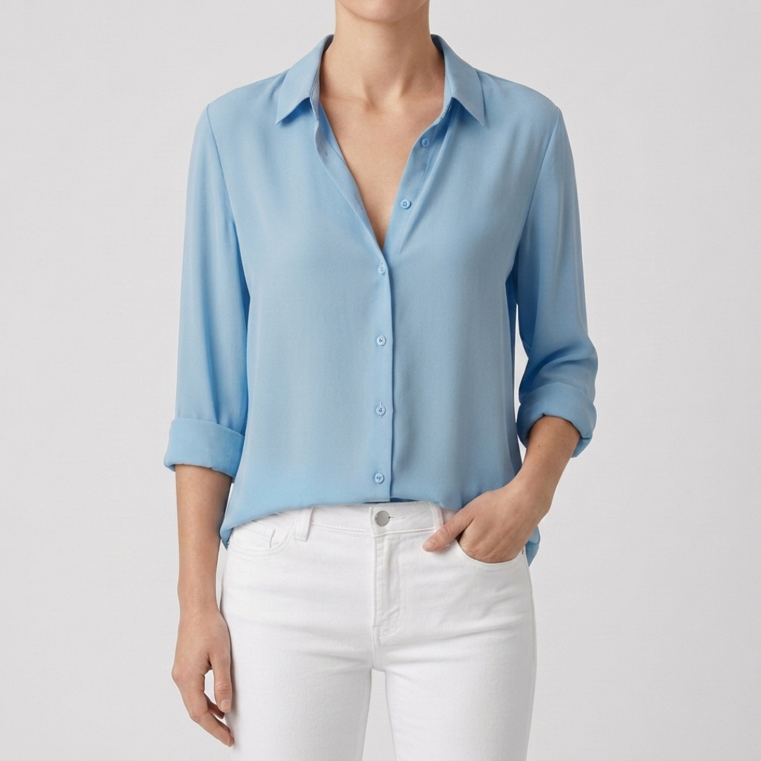 Chemisier Roxy bleu clair col V porté avec jean blanc