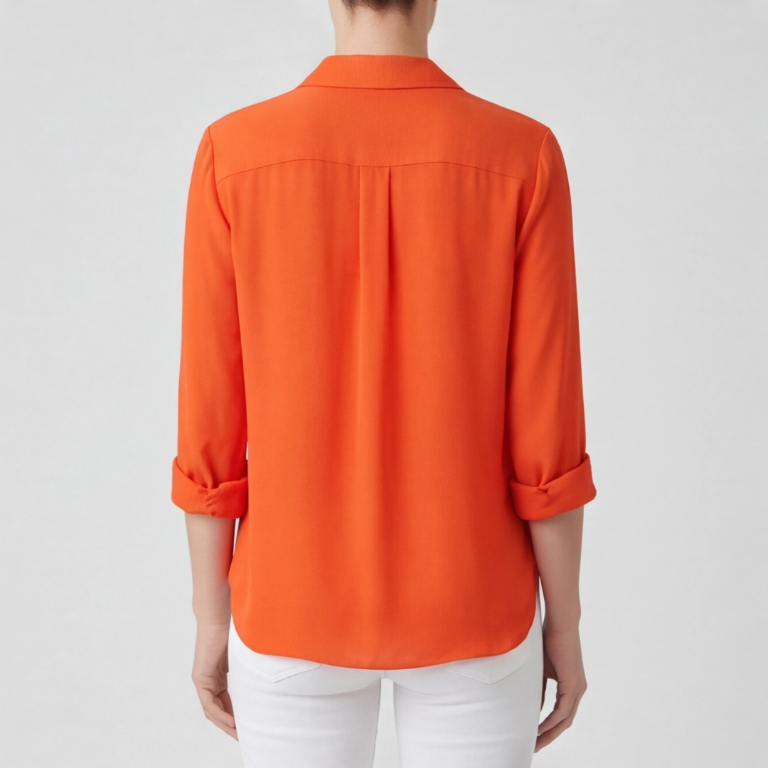 Chemisier Roxy orange porté avec jean blanc détail manches