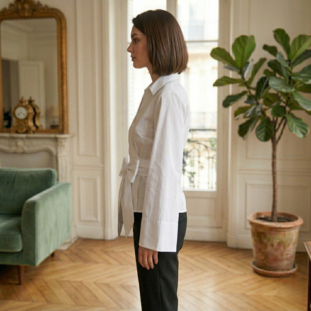 Chemisier oversize blanc de profil avec nœud latéral et manches amples