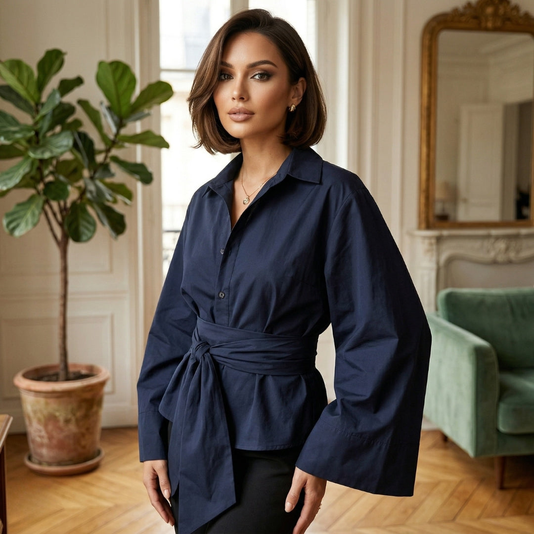 Chemisier oversize bleu foncé avec large ceinture nouée à la taille