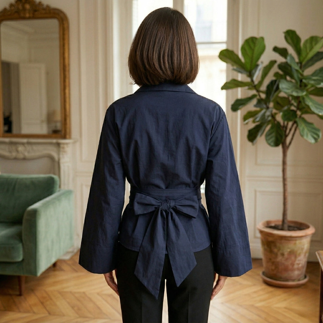 Chemisier bleu foncé vu de dos avec ceinture nouée en nœud