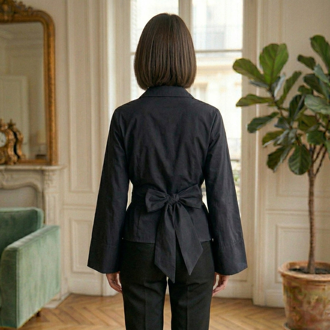 Chemisier noir vu de dos avec ceinture nouée en nœud à l'arrière