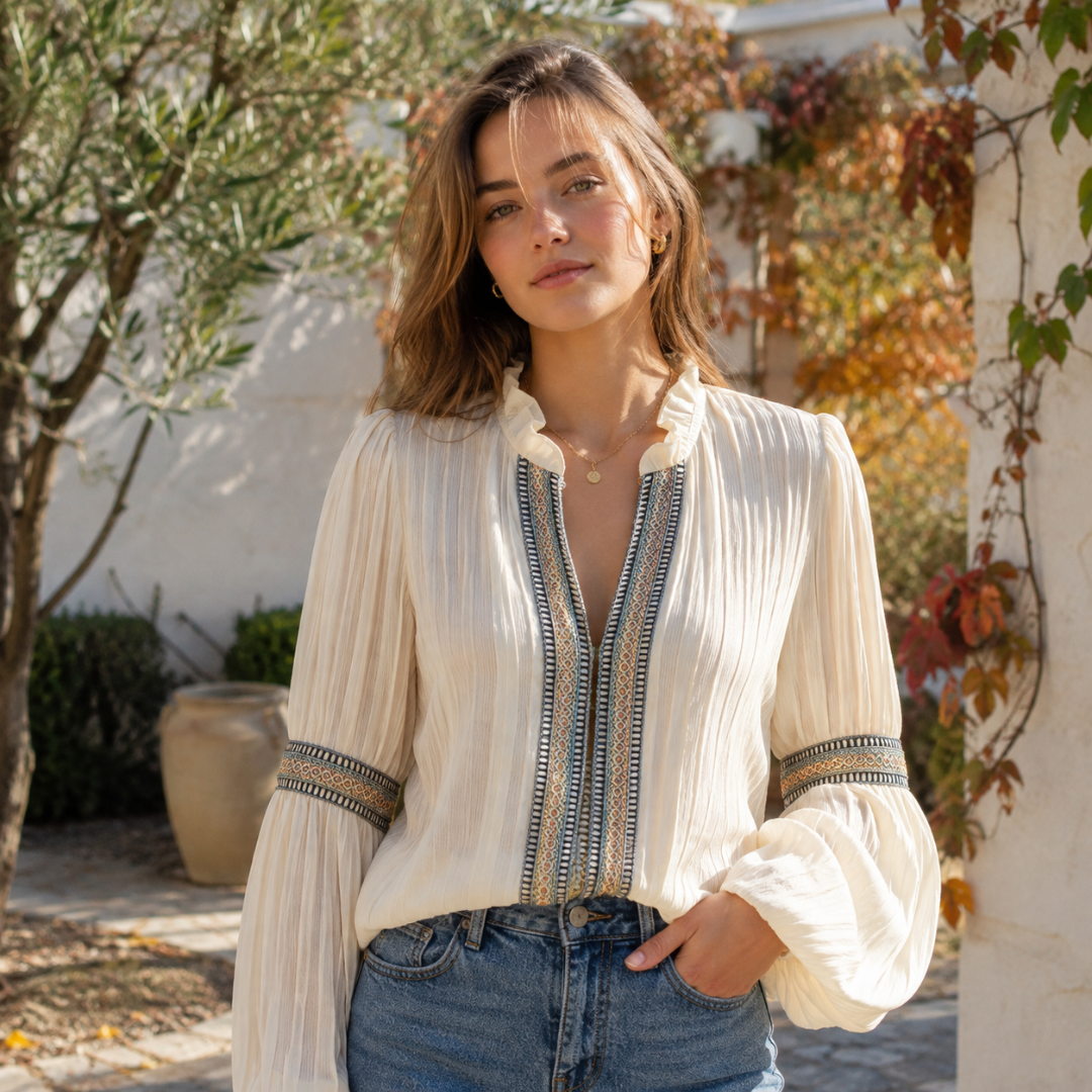 Chemisier femme plissé beige à col volanté et galons brodés à l'encolure
