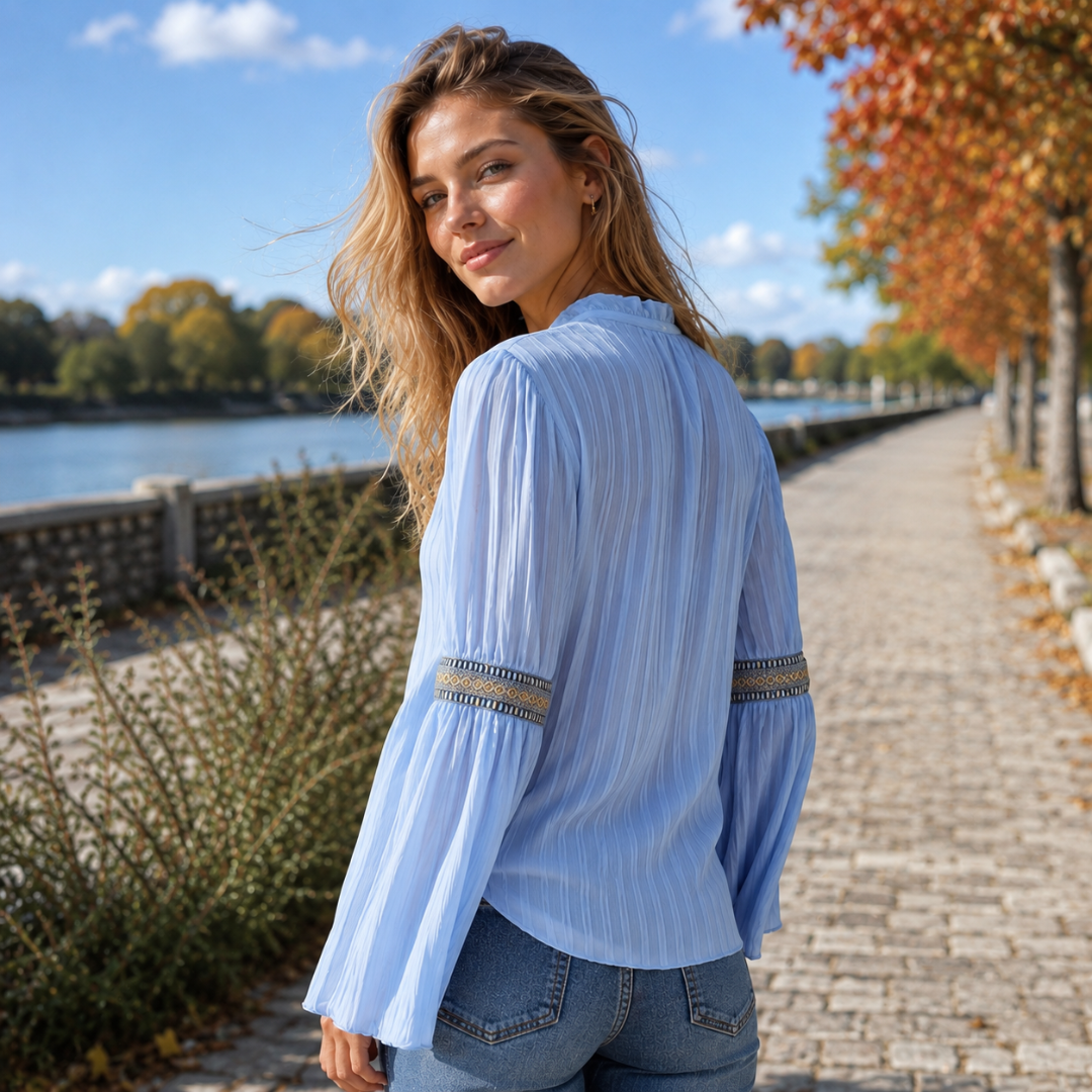 Dos du chemisier femme bleu plissé avec bandes brodées sur les manches longues
