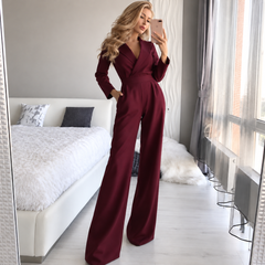 Combinaison femme bordeaux à jambe large, encolure croisée et poches discrètes