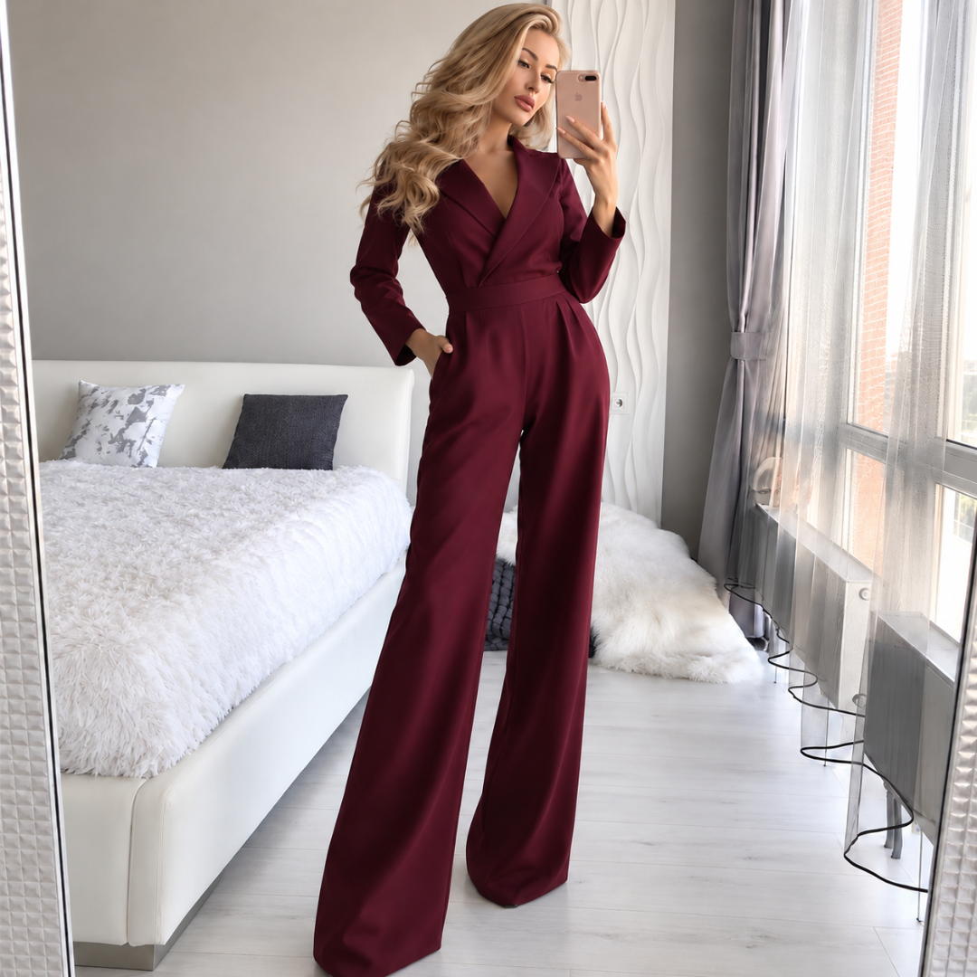 Combinaison femme bordeaux à jambe large, encolure croisée et poches discrètes