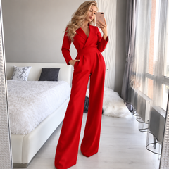 Combinaison femme rouge vif jambe large, col tailleur croisé et taille cintrée
