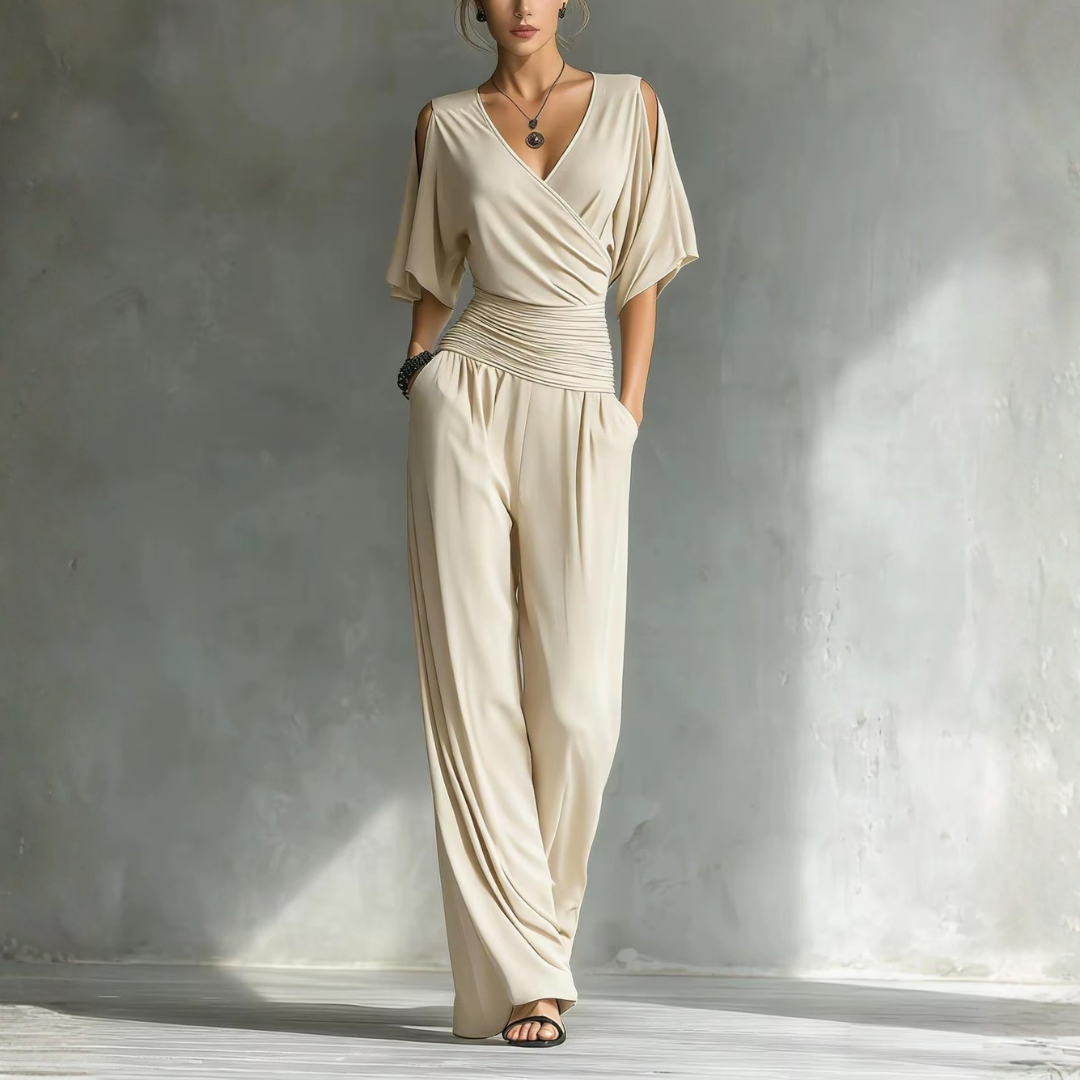 Combinaison femme beige col en V manches courtes coupe large vue de face