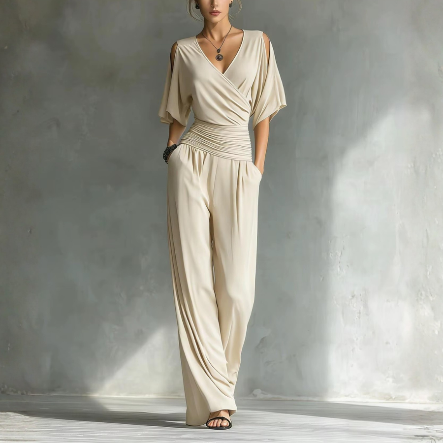 Combinaison femme beige col en V manches courtes coupe large vue de face