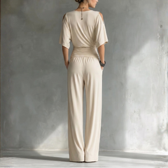 Combinaison beige ample silhouette entière fond gris clair