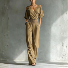 Combinaison femme kaki jambes larges portée avec sandales