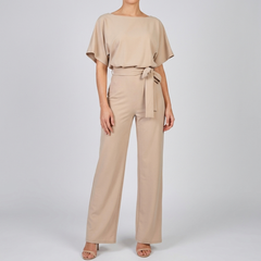Combinaison femme beige col bateau manches courtes avec ceinture à nouer