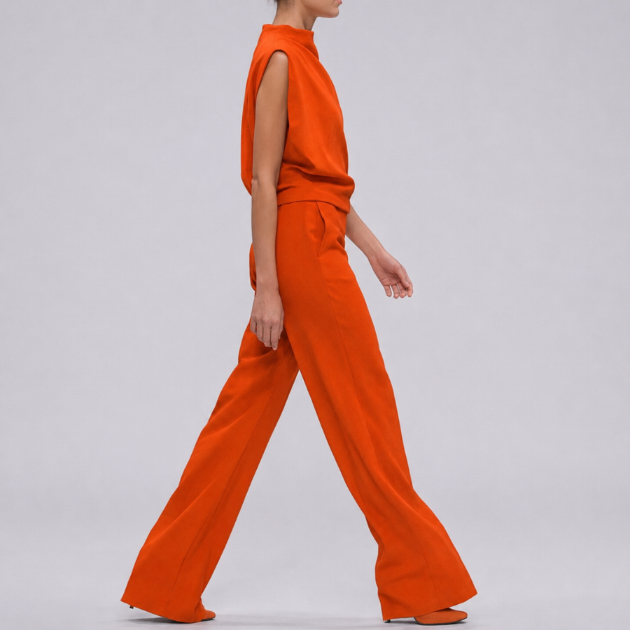 Combinaison longue orange col montant coupe fluide vue rapprochée