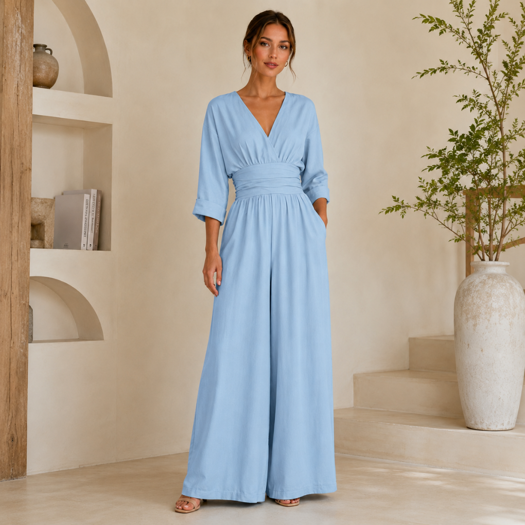 Combinaison longue femme col V bleu clair, manches 3/4 et jambes larges fluides, vue de face