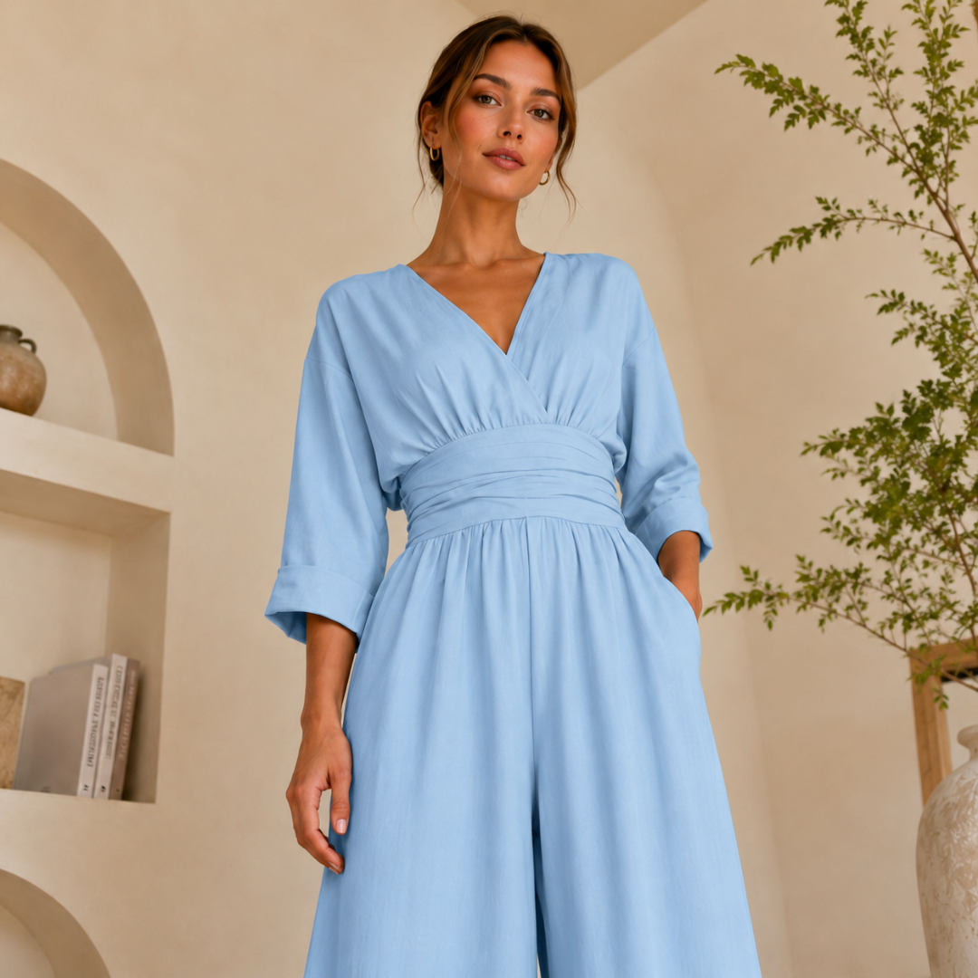 Combinaison bleu clair col V, détail ceinture froncée à la taille, vue rapprochée