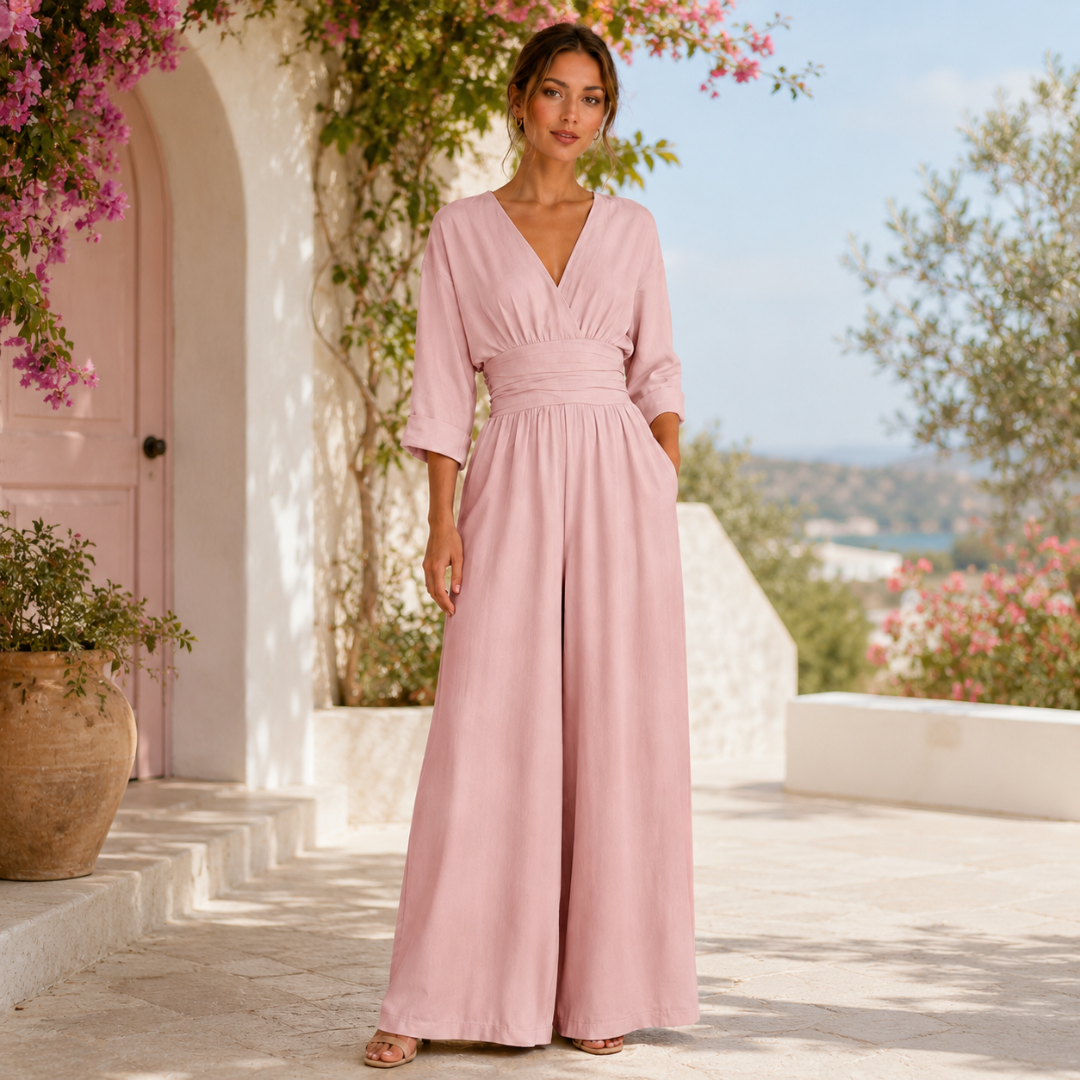 Combinaison femme longue rose, coupe fluide bohème, vue de face en extérieur