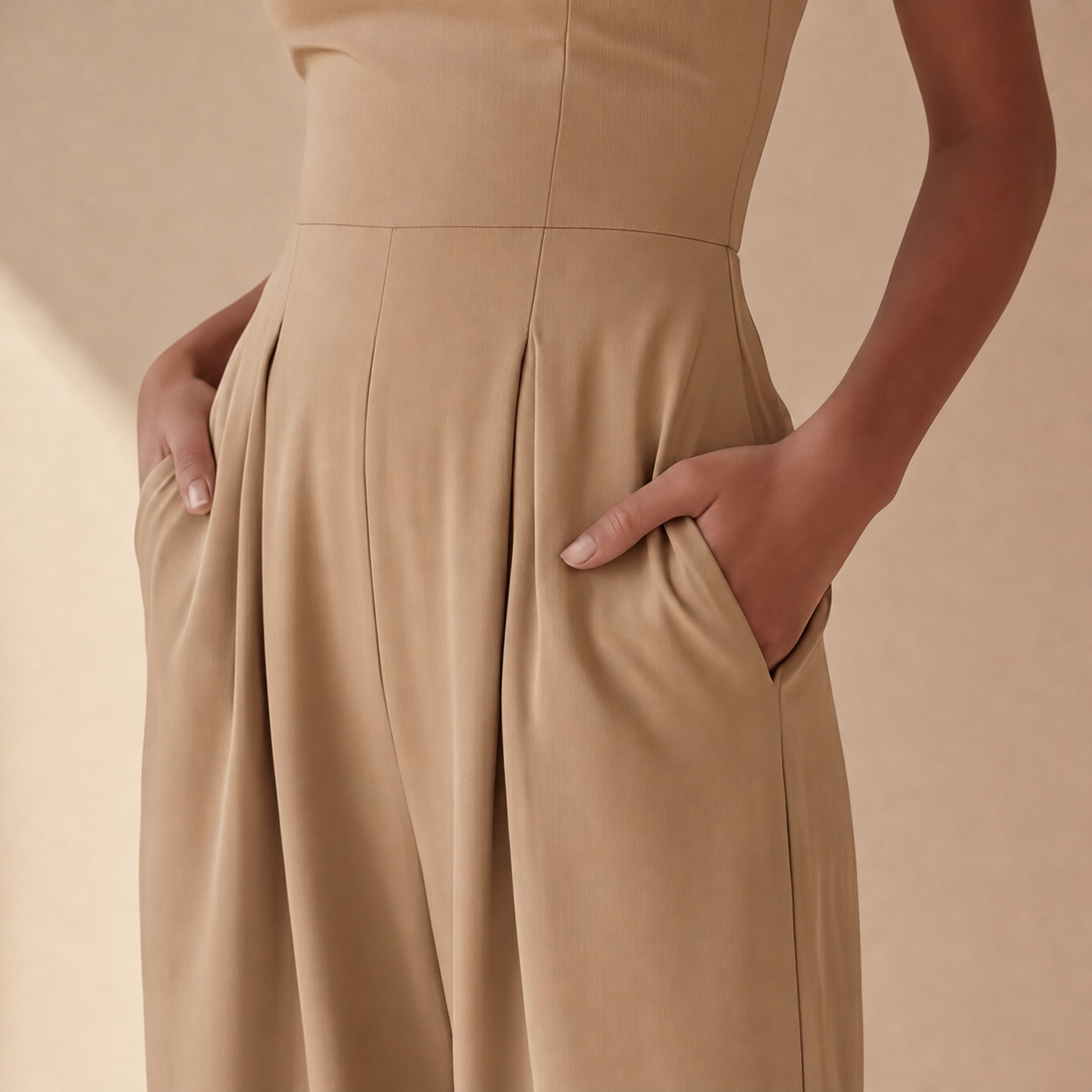 Combinaison femme fluide beige sable coupe palazzo profil droit