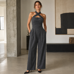 Combinaison femme gris assise dans un intérieur épuré