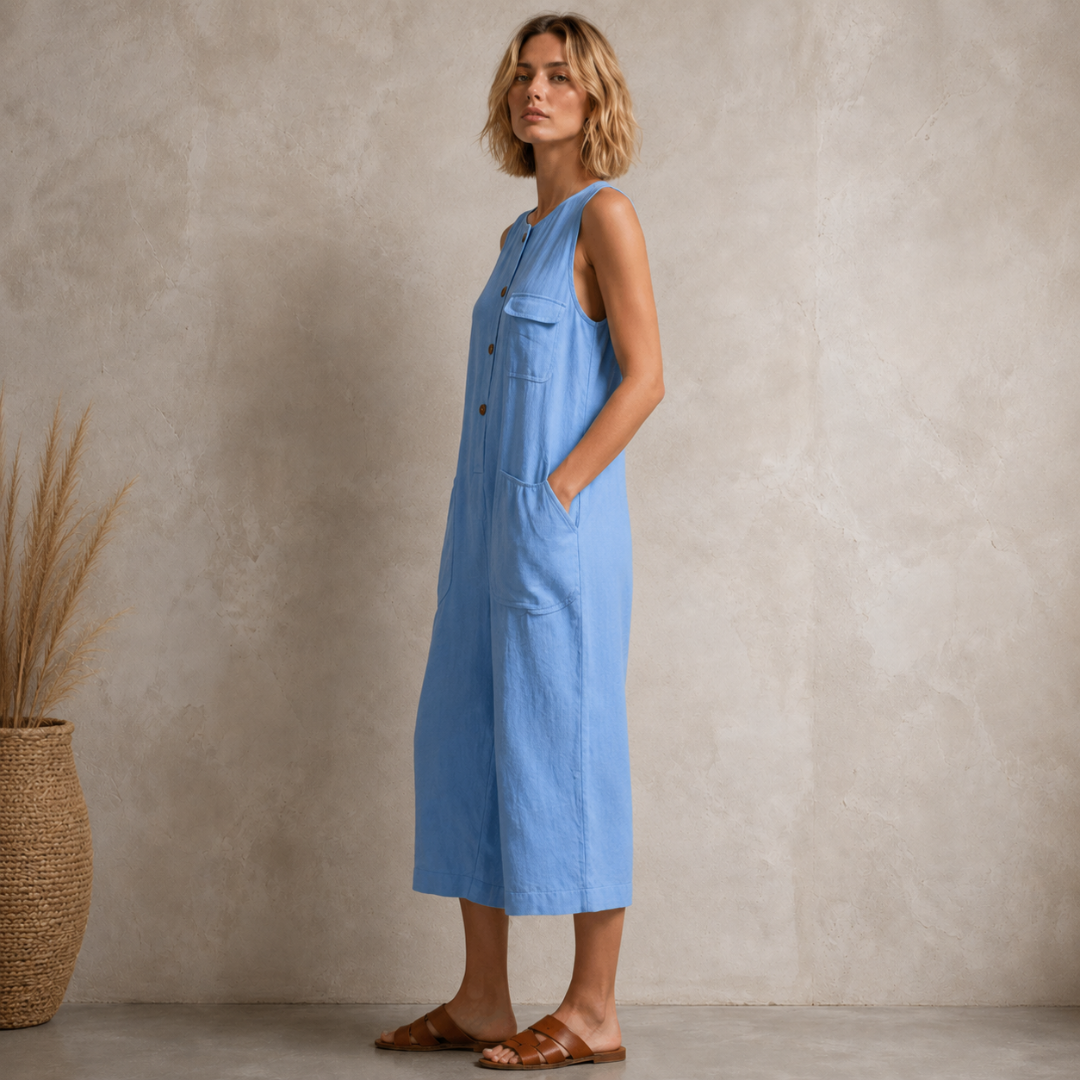 Combinaison femme bleue col rond, détail de la coupe fluide et ample