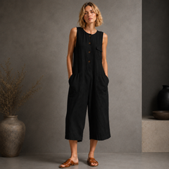 Combinaison femme noire sans manches boutonnée, vue de face élégante
