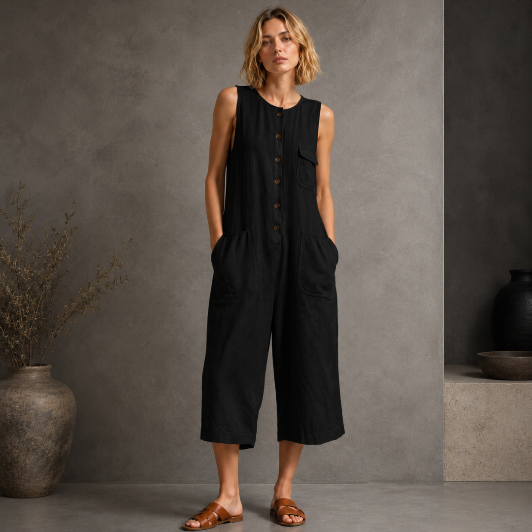 Combinaison noire portée de face, silhouette ample et élégante