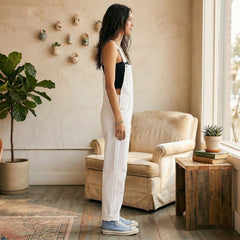 Vue de face, debout, combinaison salopette blanche, allure casual chic