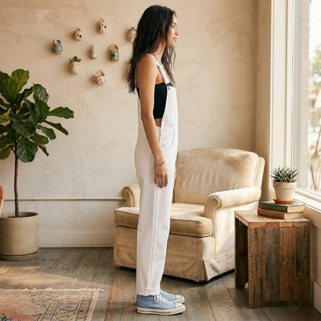 Vue de face, debout, combinaison salopette blanche, allure casual chic