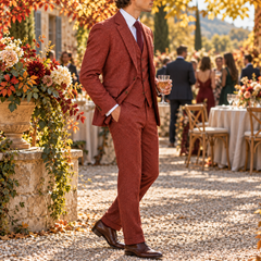 Costume homme rouge porté de profil, veste ouverte sur gilet assorti