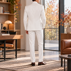 Dos du costume homme blanc, veste structurée et pantalon droit à plis marqués