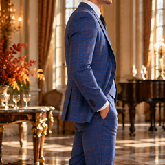 Vue de profil du costume homme bleu à carreaux, veste à deux boutons et pantalon droit