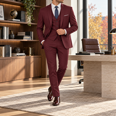 Costume homme café trois pièces avec gilet boutonné et pochette blanche