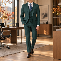 Costume homme vert forêt trois pièces avec gilet boutonné et cravate rayée