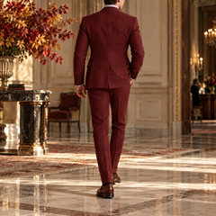 Dos du costume homme rouge montrant la fente centrale de la veste