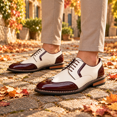 Derbies homme blanc et rouge vus de trois quarts, découpes crantées sur l'empeigne