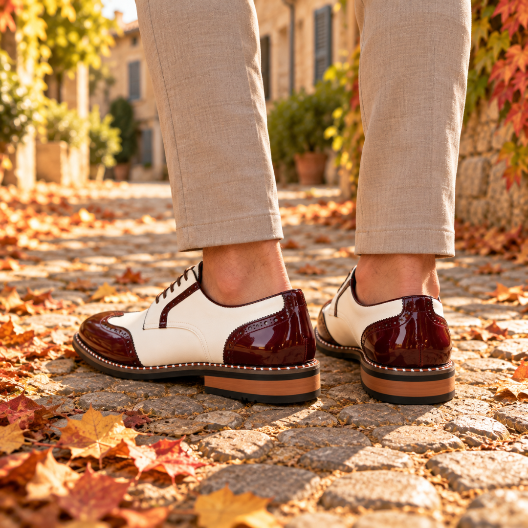 Arrière des derbies blanc et rouge, contrefort brillant et petit talon plat