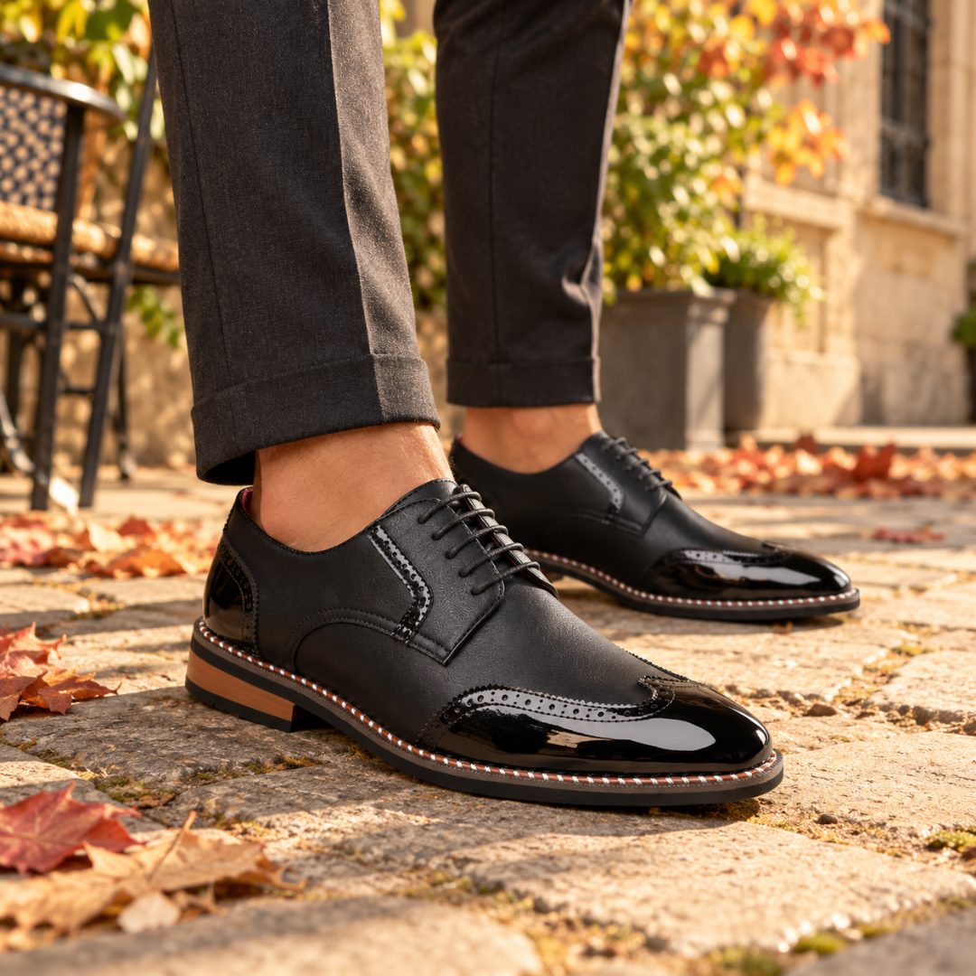 Derbies homme noirs à lacets, bout golf brillant et perforations sur l'empeigne