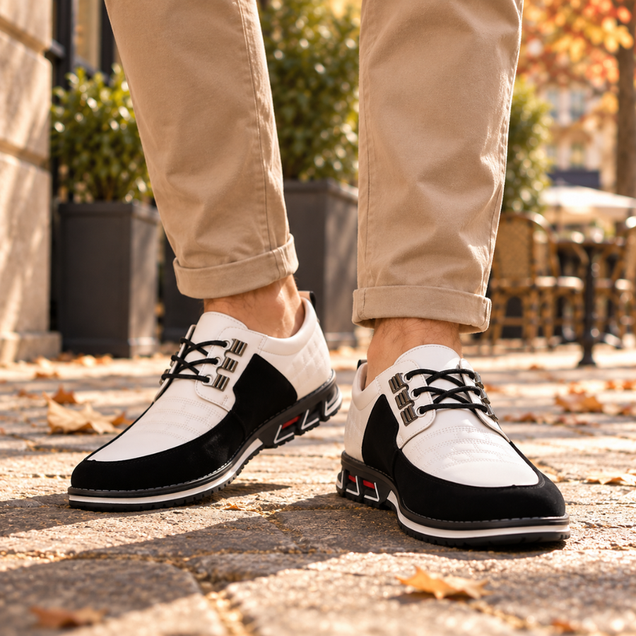 Derbies homme blancs à panneaux noirs, semelle crantée et liseré blanc vus de côté