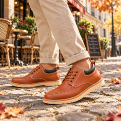 Derbies homme marron de profil, lacets ronds et fin liseré orange sur la semelle