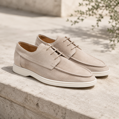 Derbies homme beiges à lacets, bout mocassin surpiqué et semelle blanche