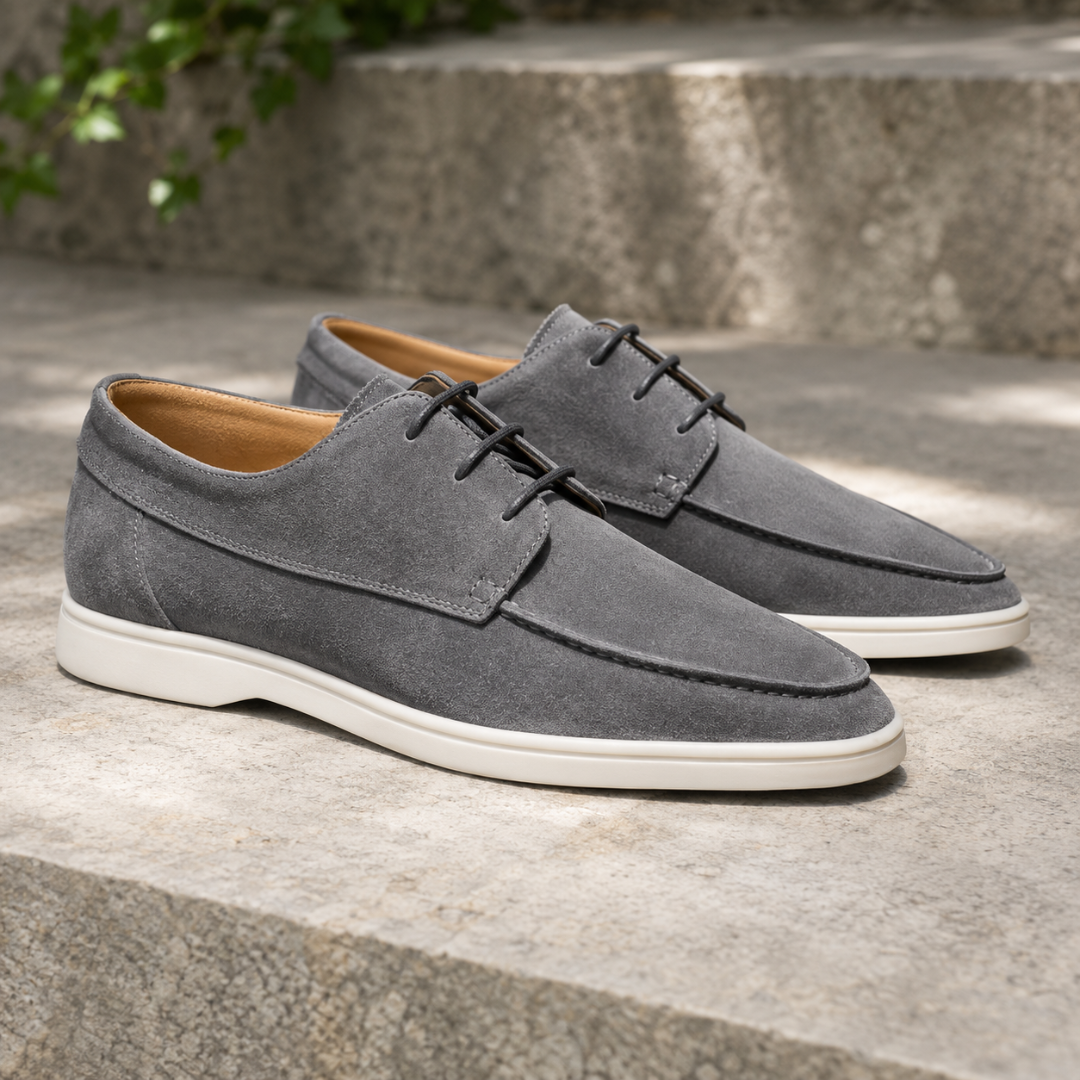 Derbies homme gris à lacets foncés, aspect mat et semelle blanche contrastée