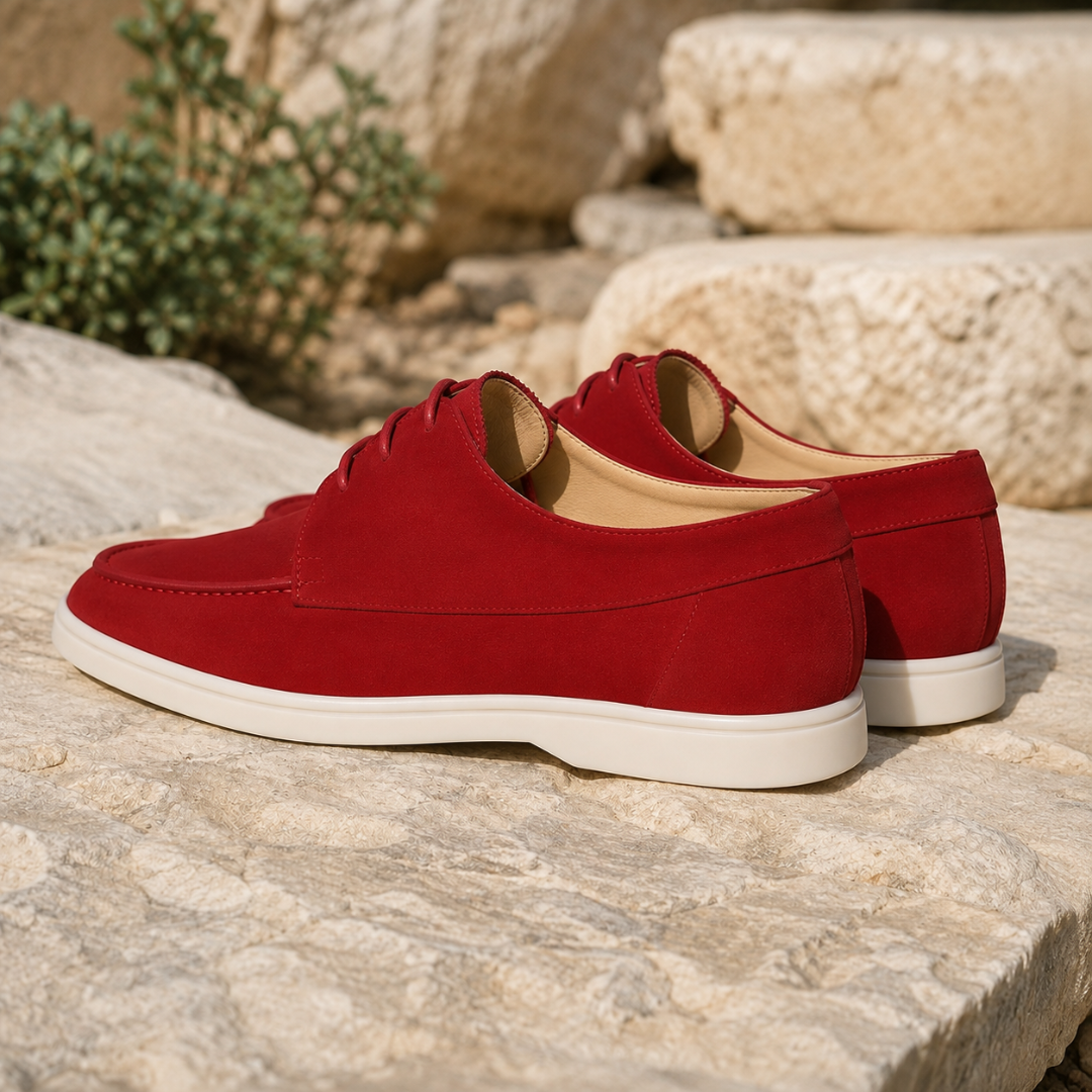 Vue arrière des derbies rouges montrant le talon et la semelle blanche contrastée