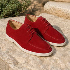 Derbies rouges vus de dessus avec laçage ton sur ton et bout mocassin