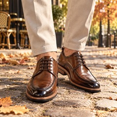 Derbies homme marron brillants de trois quarts, laçage à quatre œillets visible